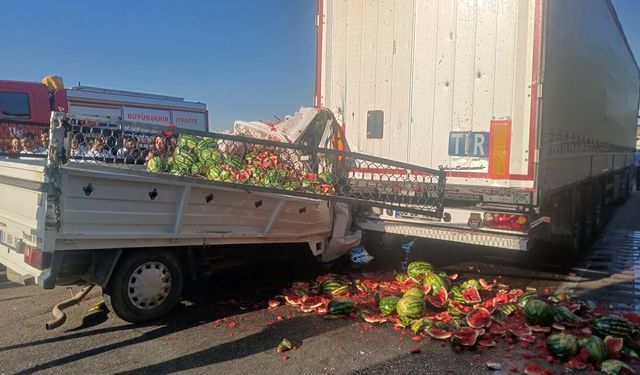 Kula D-300 kara yolunda kamyonet TIR’a ok gibi saplandı