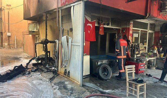 Mersin'de iş yerinde çıkan yangın paniğe neden oldu