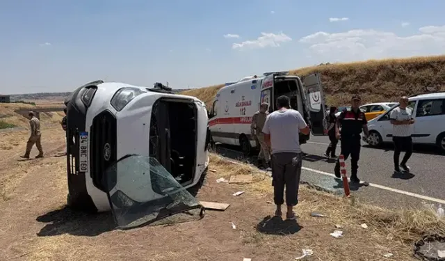 Öğrenci servisi ile otomobil çarpıştı: 19 yaralı