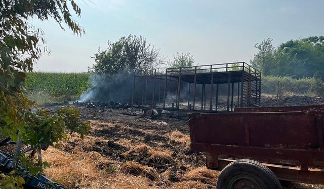 Osmaniye’de malzeme deposu alevlere teslim oldu