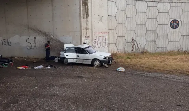 Otomobil Beton Duvara Çarptı: 3 Ölü, 2 Ağır Yaralı