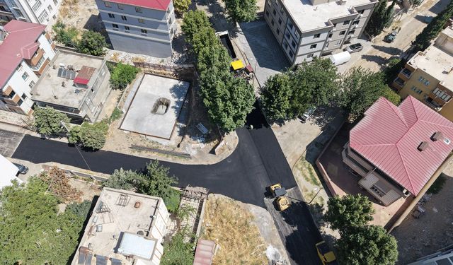 Kahramanmaraş Dulkadiroğlu'nda 100. Yıl Caddesi sıcak asfaltla yenileniyor