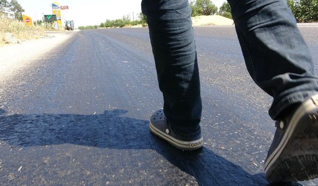 Sıcaklık 40 dereceye ulaştı, asfalt eridi!