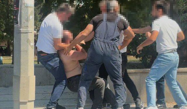 Tartıştıkları kişiyi aralarına alıp böyle dövdüler