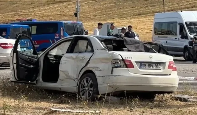 Tır ile Otomobil Çarpıştı: 3 Ölü, 2 Yaralı