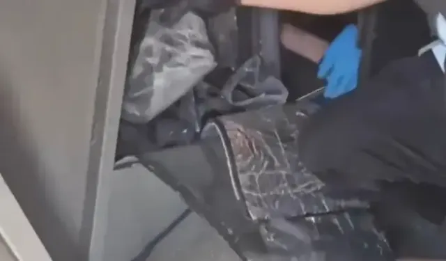 Yolcu otobüsündeki gizli bölmede 120 ruhsatsız silah ele geçirildi