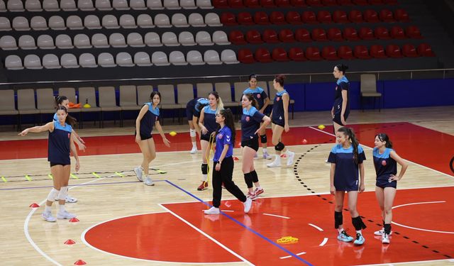 Kahramanmaraş'ta 5 genç voleybolcu A takıma çıktı