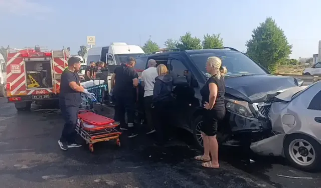 6 araç zincirleme kazaya karıştı; 17 yaralı