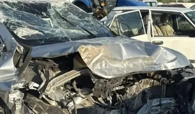 Feci kaza! Otomobiller kafa kafaya çarpıştı: 1 ölü, 7 yaralı