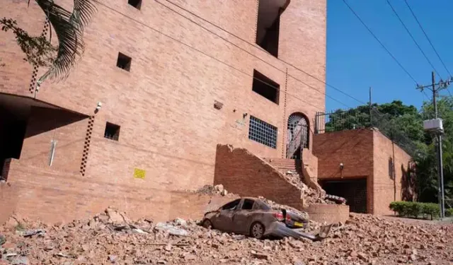 7.4 büyüklüğünde depremde 132 kişi hayatını kaybetti