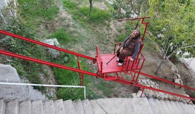 49 yıllık eşi için 60 basamaklık merdivene asansör yaptırdı
