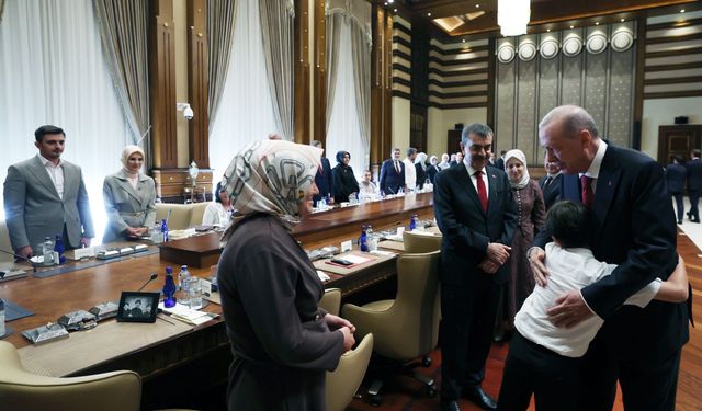Cumhurbaşkanı Erdoğan, Kahramanmaraş'taki okul saldırısında hayatını kaybeden öğrencilerin ailelerini kabul etti