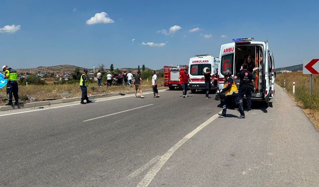 Kavşakta iki otomobil çarpıştı: 1 ölü, 5 yaralı