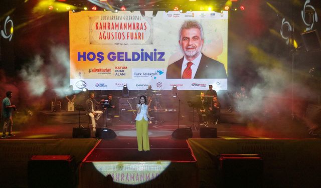 Kahramanmaraş'ta Ağustos Fuarı’nda geceye türküler ve şiirler damga vurdu