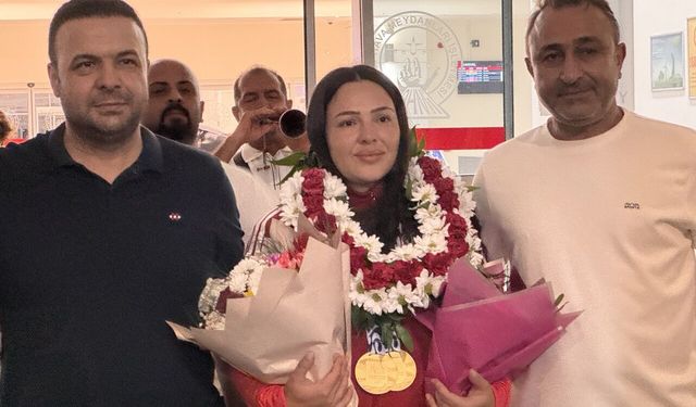 Akdeniz Oyunları şampiyonu Safiye Temizdemir Kahramanmaraş Havalimanı'nda davul zurnayla karşılandı