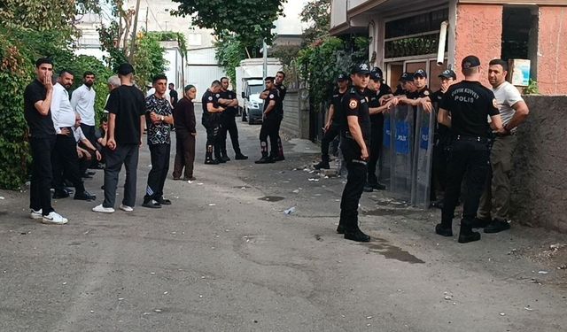 Annesini öldürüp çöp konteynerine attı