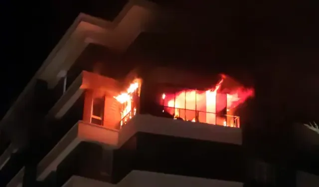 Apartman dairesindeki yangında, 14 kişi dumandan etkilendi