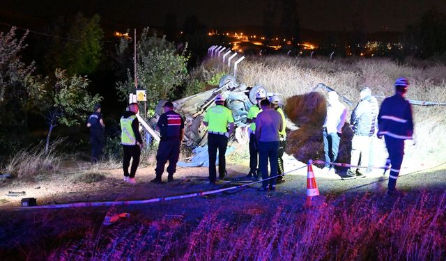 Aydınlatma Direğine Çarpan Otomobil Takla Attı: 1 Ölü, 2 Yaralı
