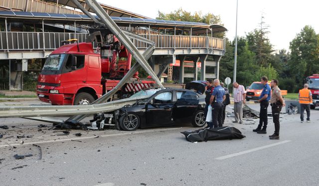 Feci kaza! Bariyerlere çarpan otomobil ikiye bölündü