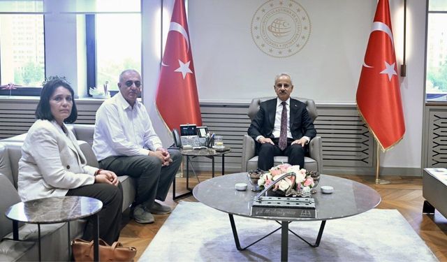 Bakan Uraloğlu Kahramanmaraş’ta evladını kaybeden Yeşil ailesini ağırladı