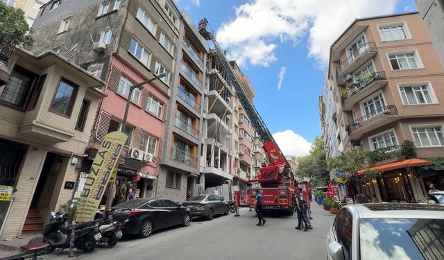 Beyoğlu'nda Turist Çıplak Halde Çatıya Çıktı