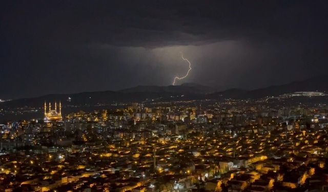 Kahramanmaraş’ta Yıldırımlar Geceyi Gündüze Çevirdi