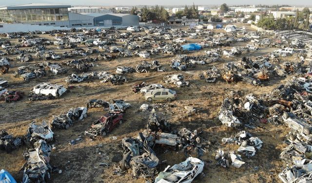 Depremin acı yüzünü yansıtan araç mezarlığından geriye sadece bir minibüs kaldı