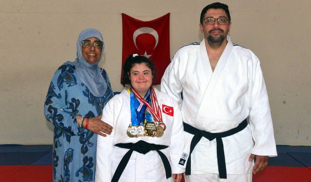 Kahramanmaraşlı Zeynep Sude 4 yılda 10 madalya kazandı