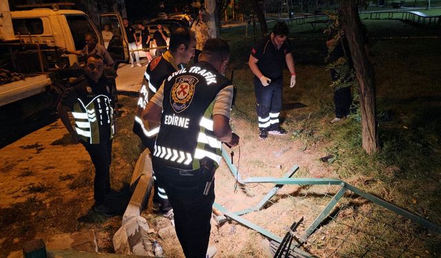 Edirne’de otomobil takla atıp parka girdi! Kopan parmak dakikalarca arandı