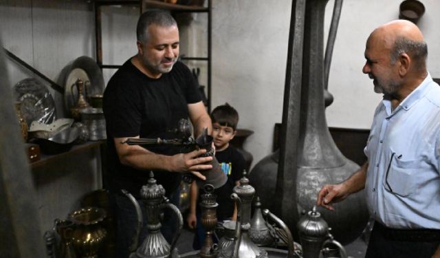 Kahramanmaraşlı bakırcı, yüzlerce yıllık bakır eşyaları işletmesinde sergiliyor