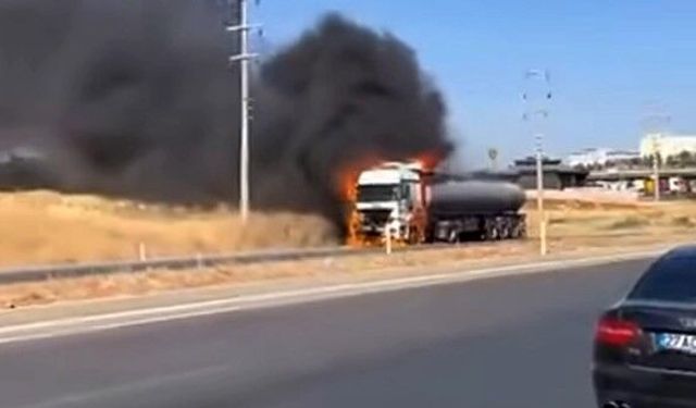 Gaziantep'te Seyir Halindeki Tanker Alev Topuna Döndü