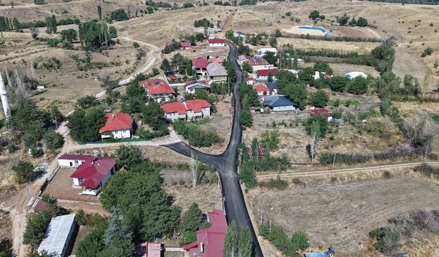 Göksun'da mahalle yolu sıcak asfaltla yenileniyor
