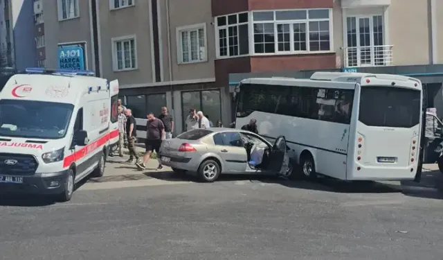 Halk otobüsü ile otomobil çarpıştı: 7 yaralı