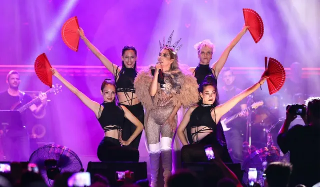 Hande Yener  ikinci el kıyafetlerini satışa çıkardı