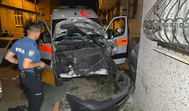 Hasta taşıyan ambulans ile otomobil çarpıştı: 3 yaralı