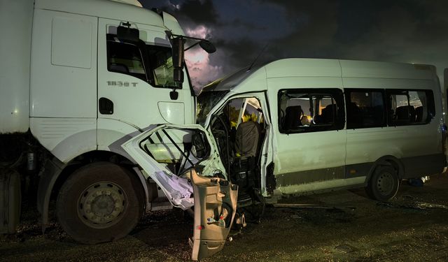 Hatay’da işçi servisi tırla çarpıştı: 1 ölü, 15 yaralı