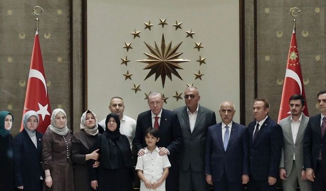 Cumhurbaşkanı Erdoğan Kahramanmaraş'taki saldırıda ölen öğrencilerin ailesiyle görüştü