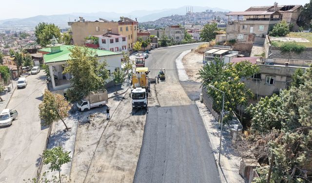 Gazneliler Caddesi'nde son kat asfalt seriliyor