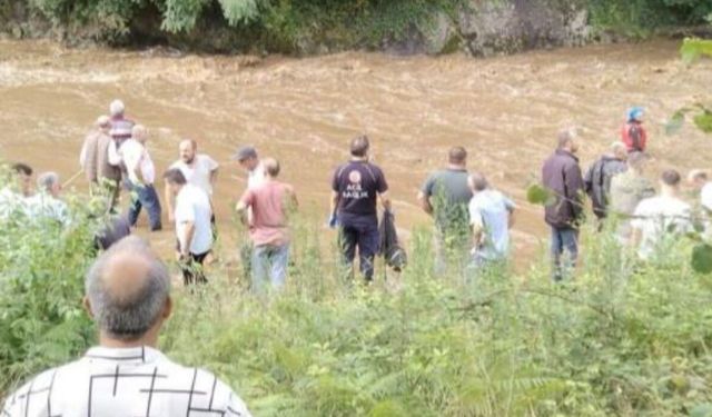 Giresun’da korkutan sel! Anne ile 2 kızı sel sularına kapıldı