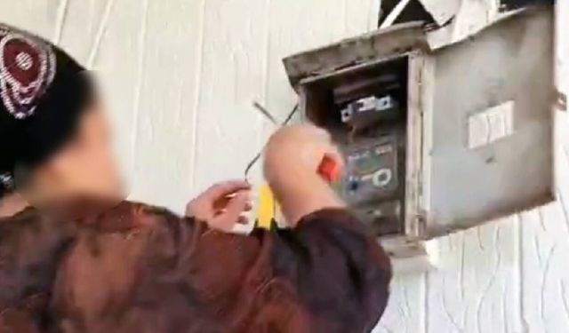 Kaçak elektriği gizlemek için sayaca müdahale etti! O anlar kamerada