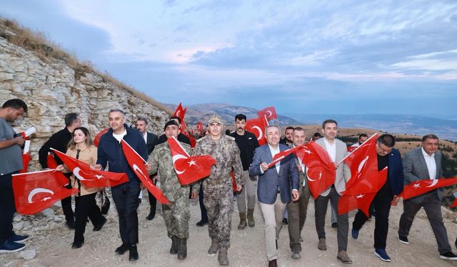 Kahramanmaraş Ahır Dağı zirvesinde dünyanın en büyük Türk bayrağıyla 30 Ağustos yürüyüşü
