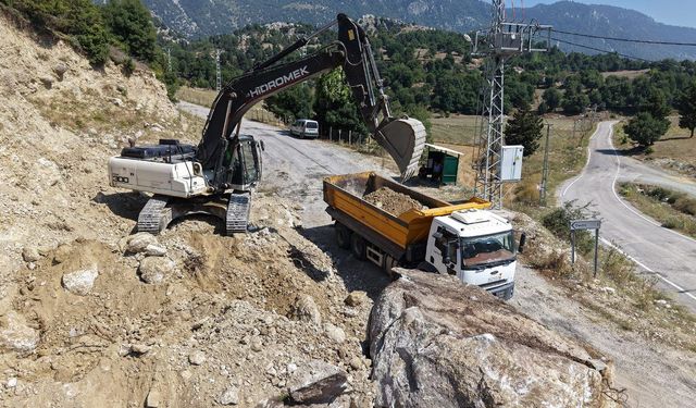 Kahramanmaraş Andırın kırsalında 20 kilometrelik yol yenileniyor