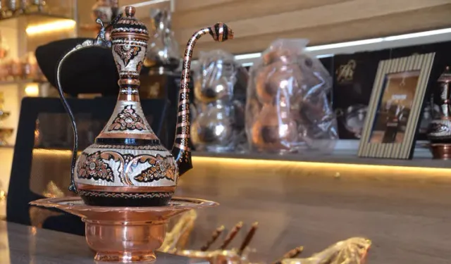 Kahramanmaraşlı bakırcı, yüzlerce yıllık bakır eşyaları işletmesinde sergiliyor