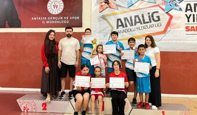 Kahramanmaraşlı genç masa tenisçilerden Antalya'da büyük başarı! Grup ikincisi oldular