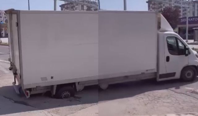 Kahramanmaraş'ta bu sefer de kamyonet yoldaki çukura düştü