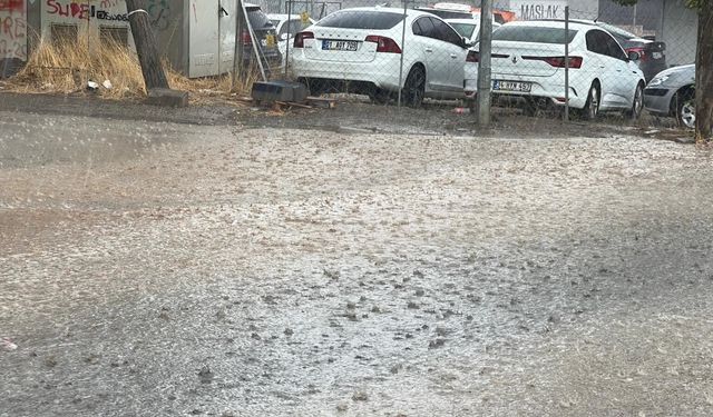 Kahramanmaraş’ta gökyüzü şimşeklerle aydınlandı, sağanak başladı