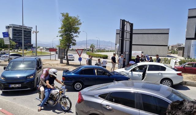 Kahramanmaraşta iki otomobil çarpıştı biri çocuk 3 yaralı