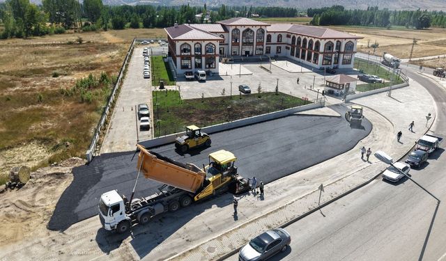 Kahramanmaraş’ta kamu binalarının çevre düzenlemeleri hız kesmiyor