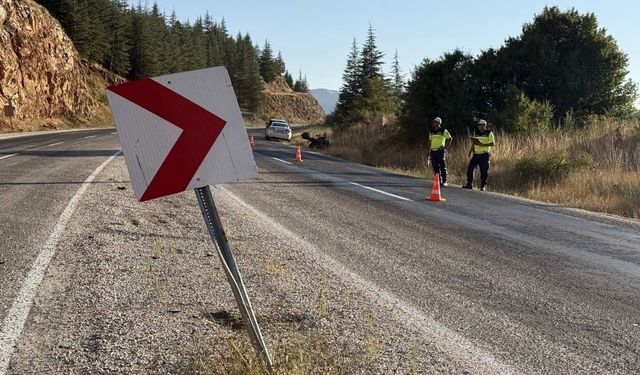 Kahramanmaraş'ta motosiklet tabela direğine saplandı! Sürücünün durumu kritik!