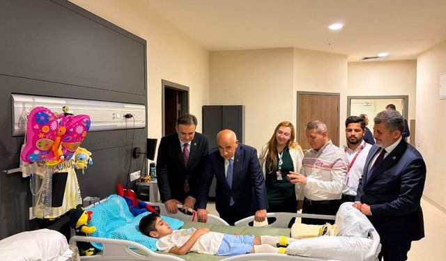Kahramanmaraş'ta okul saldırısında yaralanan öğrenciye hastane ziyareti